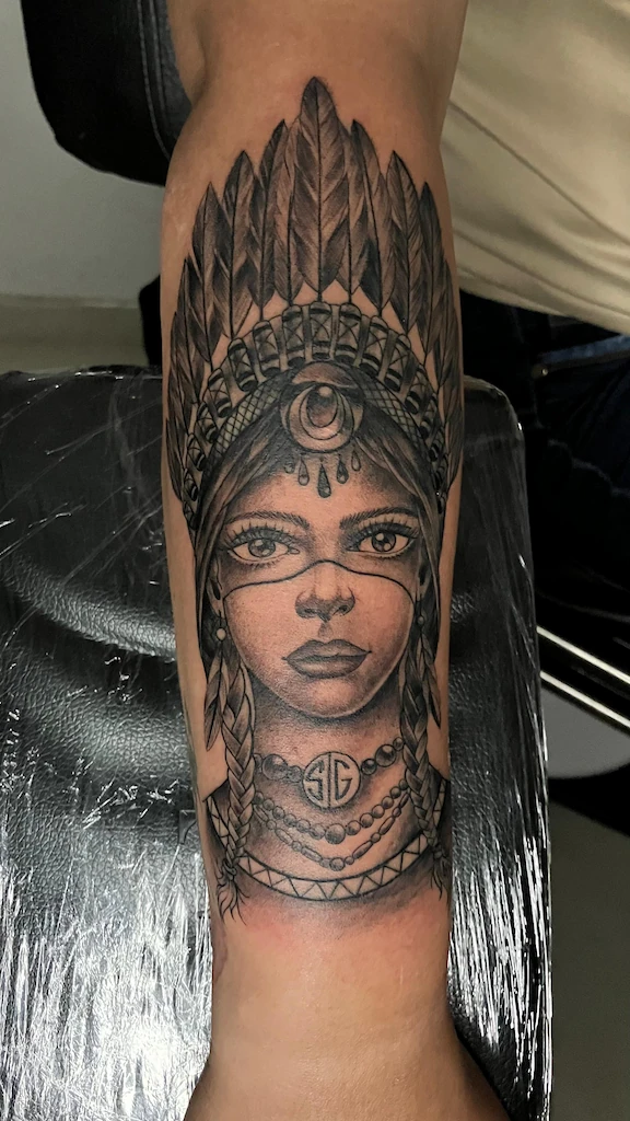 tatuaje en el brazo de una mujer