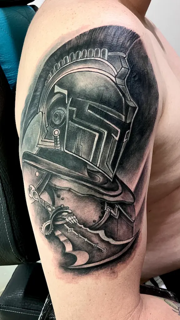 tatuaje en el brazo de un guitarro con un casco