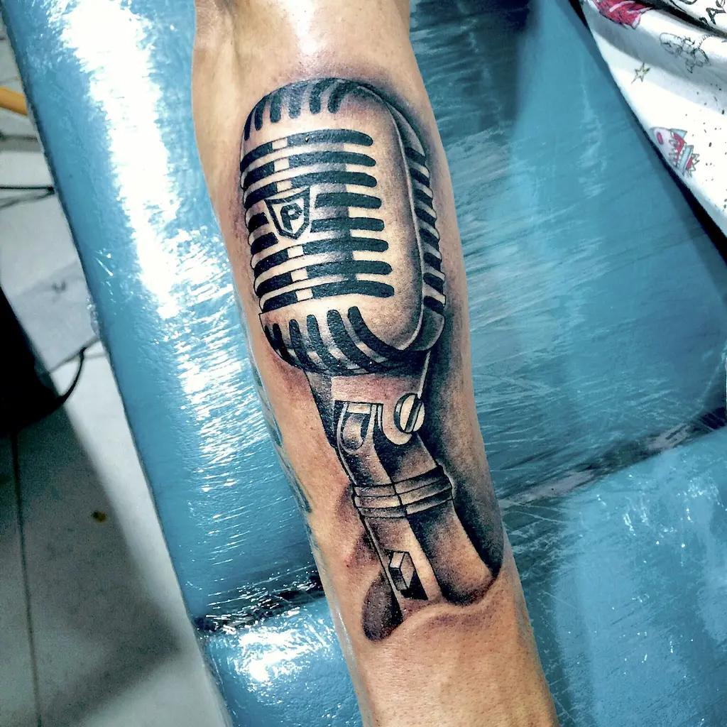 tatuaje en el brazo de un microfono vintage