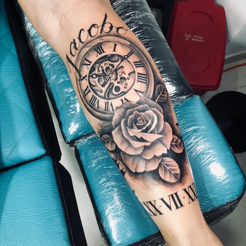 tatuaje en la pierna de un reloj con una rosa