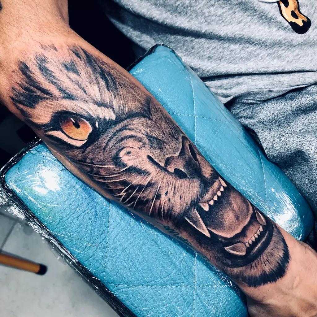 tatuaje en el brazo de un tigre
