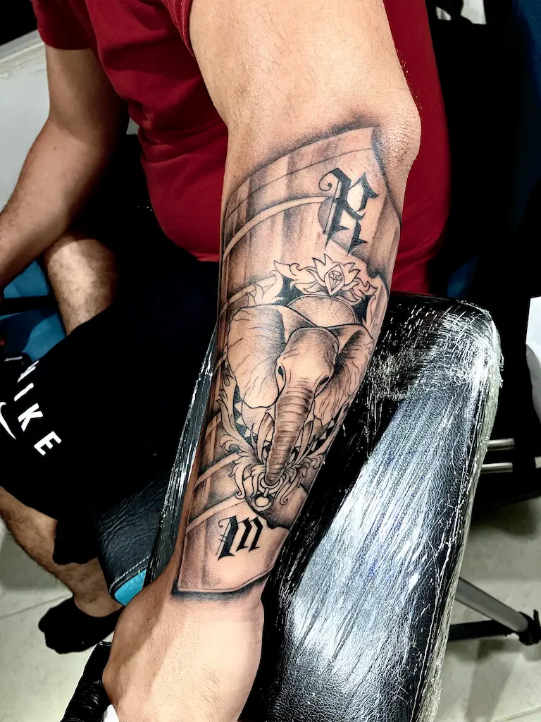 tatuaje en el brazo de un elefante
