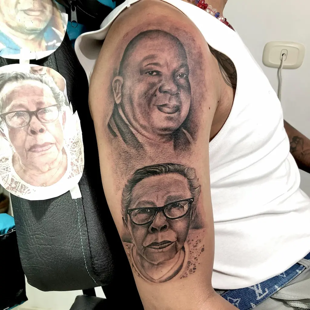 tatuaje en el brazo de rostros de hombre y mujer